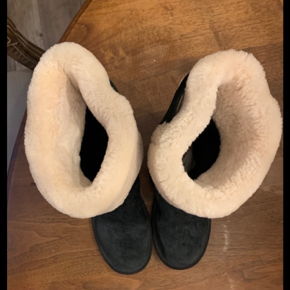 Woman’s Ugg Beckham Black Suede Sheepskin Boots - Picture 4 of 7